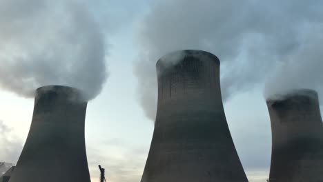 torres de enfriamiento de plantas de energía humo de combustibles fósiles contaminación del aire debajo de las chimeneas
