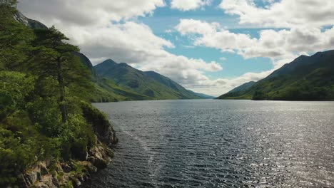 Imágenes-De-Drones-Del-Lago-Shiel-En-Glenfinnan,-Tierras-Altas-De-Escocia