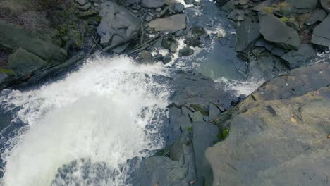 Panorámica-De-Cámara-Lenta-Desde-La-Parte-Superior-De-La-Cascada-Hacia-Abajo