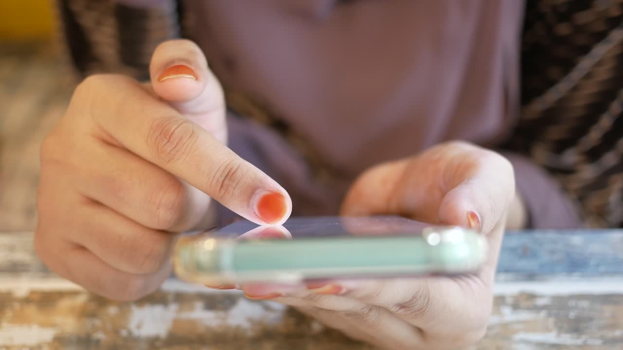 mujer usando un teléfono inteligente en un café