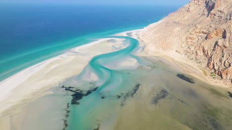 una vista de la laguna salina de detwah en la costa noroeste cerca de qalansiyah en socotra, yemen