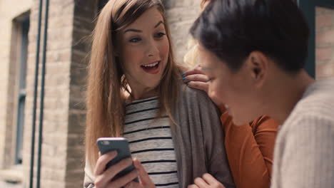 mujer escondiendo un secreto gracioso de sus amigos en el teléfono inteligente