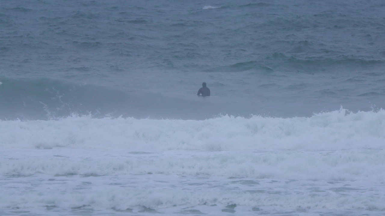 차가운 바닷물에서 서핑하는 사람들의 슬로우 모션