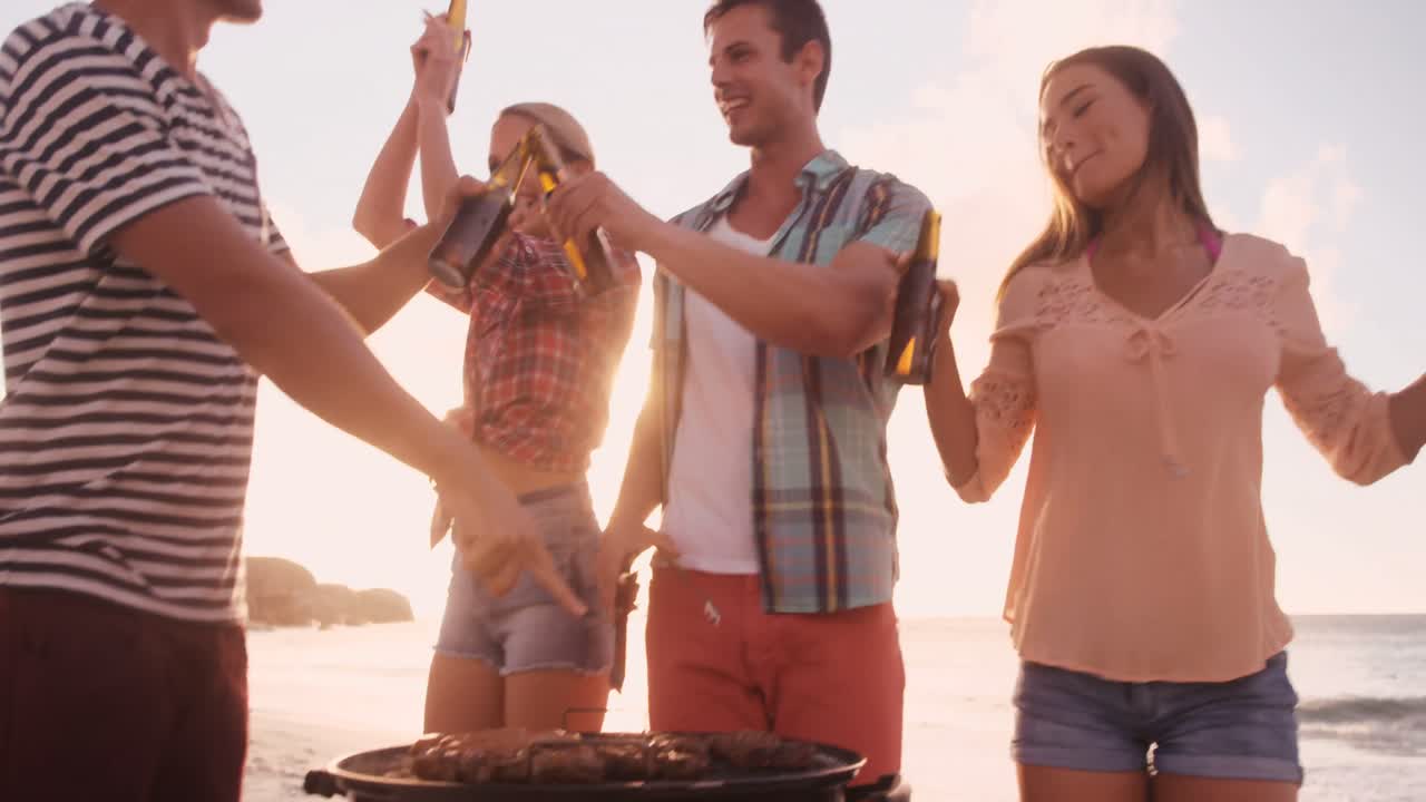 행복 한 친구 들 이 함께 즐기고 있다