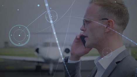 animación de la red de conexiones sobre empresario caucásico usando teléfono inteligente en avión