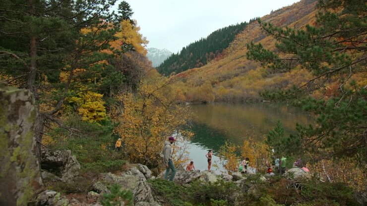 Lac de montagne en automne avec des gens