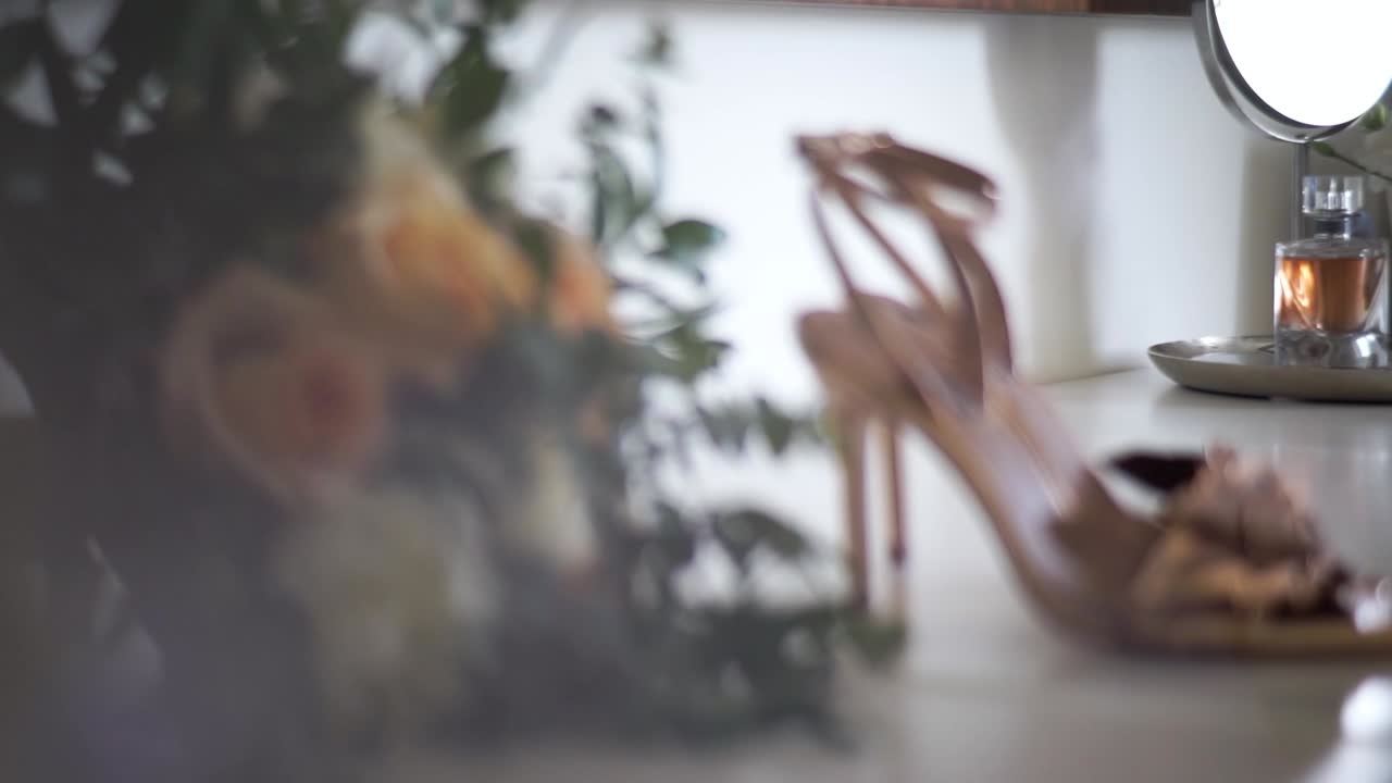 video que contiene un ramo de flores y algunos zapatos de bodas