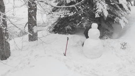 Lapso-De-Tiempo-De-Personas-Construyendo-Un-Muñeco-De-Nieve-En-Vail-Colorado