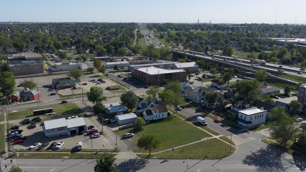 Boligkvarter og motorvejskryds i Cedar Rapids, Iowa med huse og trafik, der afspejler en forstadslivsstil i Midtvesten.