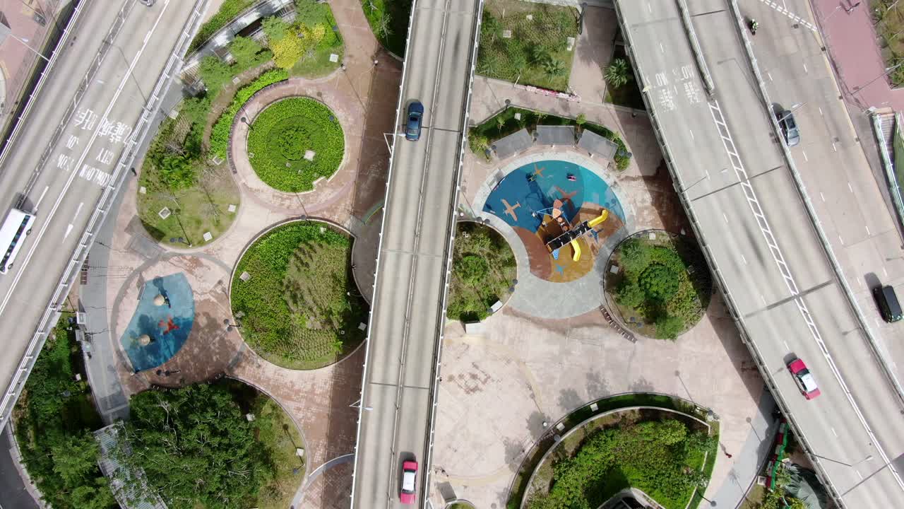 intercambio masivo de autopistas con tráfico en todos los niveles en el centro de hong kong, vista aérea