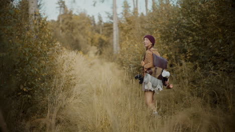 Turista-Femenina-Con-Mochila-Caminando-Sobre-El-Césped