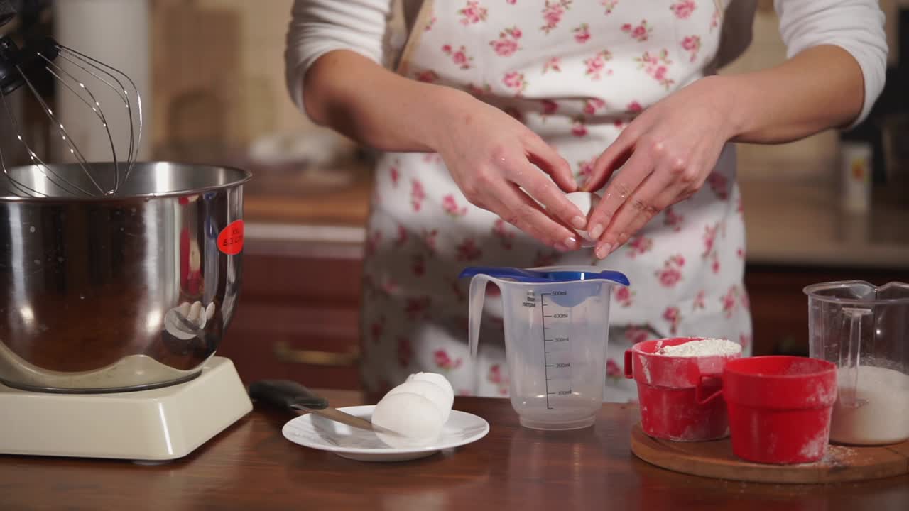mujer preparando ingredientes para hornear