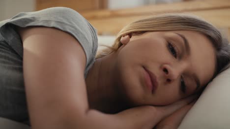 triste mujer caucásica acostada en la cama