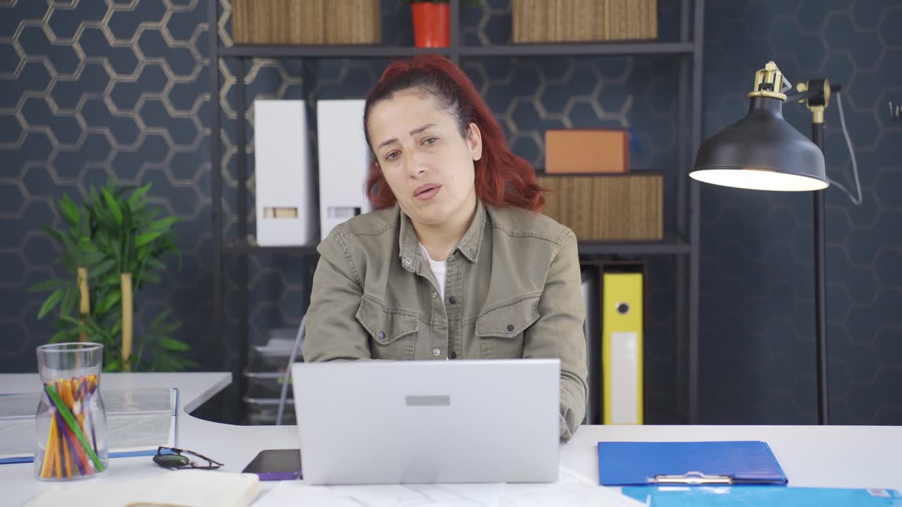 피곤하고 지친 사업가의 초상화입니다.