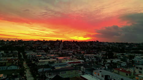 Cielo-Ardiente-Del-Atardecer-Sobre-El-Barrio-De-Manhattan-Beach,-California