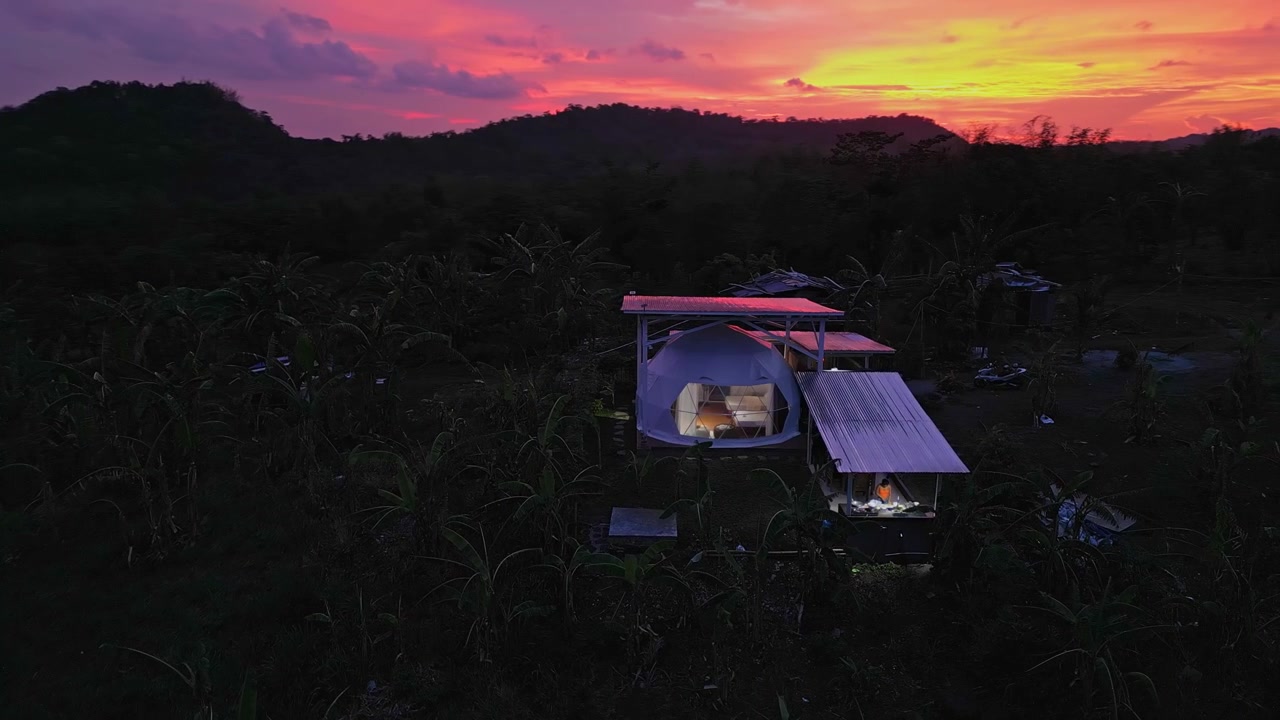 Luftoptagelser fra rejse af et afsidesliggende kuppelformet Airbnb-retreat i Pililla, Rizal nær Tanay bjergområder med skove, bakker og naturlige landskaber