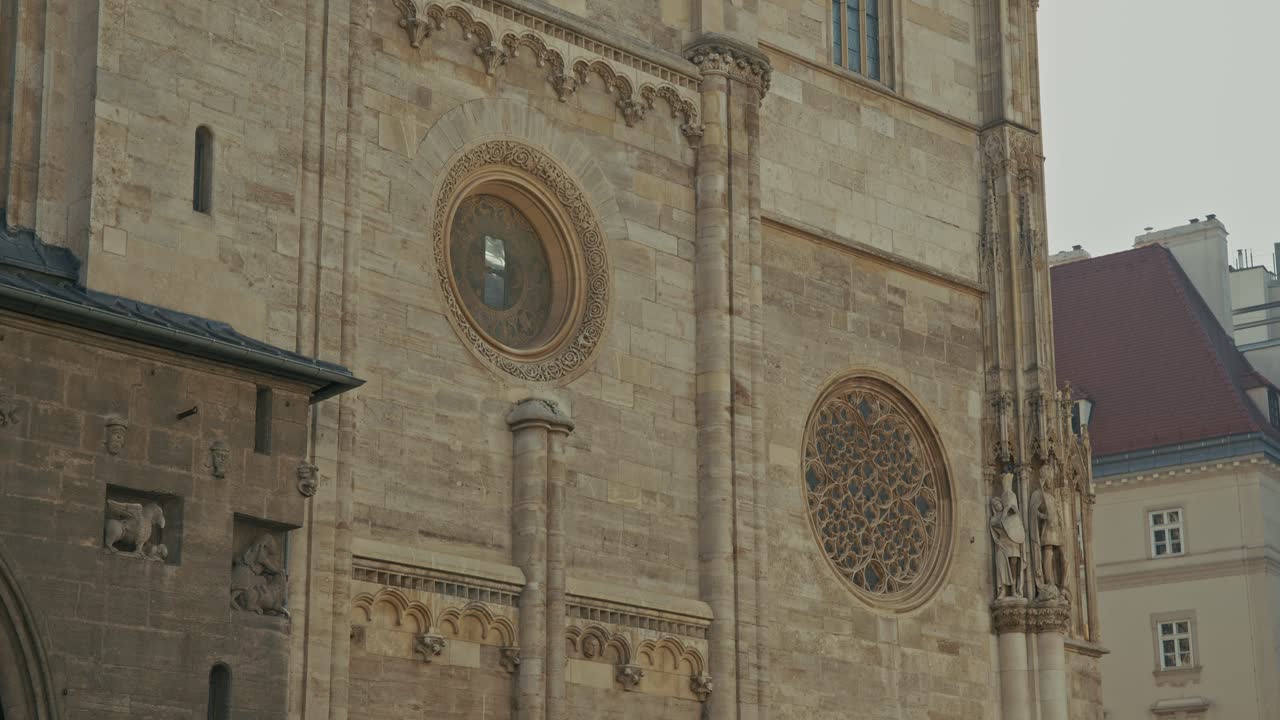 비엔나에 있는 세인트 스티븐 대성당의 세부적인 전면과 원형 창문