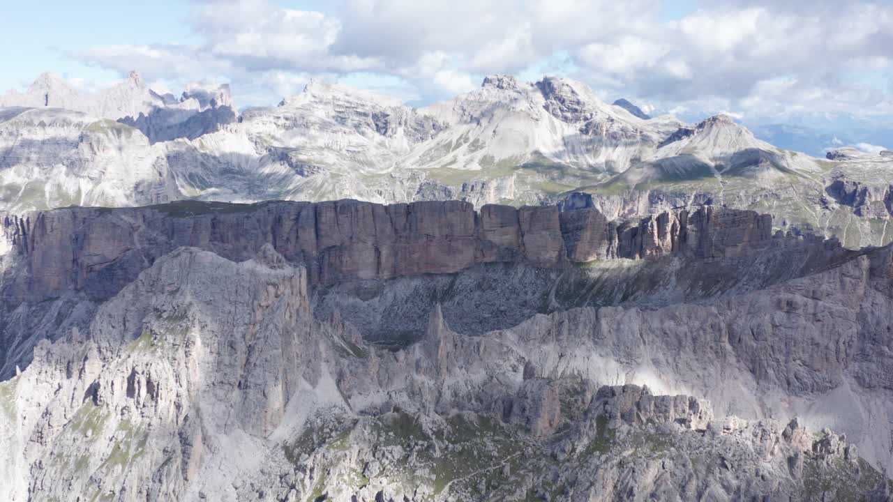 disparo de drones moviéndose hacia adelante, toma aérea de dolomitas landmark tre cime