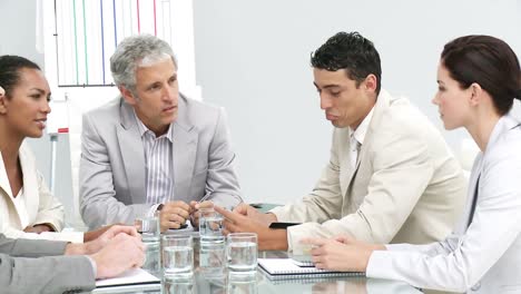 equipo de negocios competitivo hablando durante una lluvia de ideas