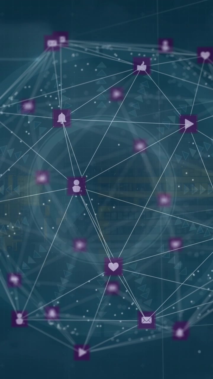 Animación de iconos de ordenadores digitales interconectados con líneas y formando un globo terráqueo sobre edificios.