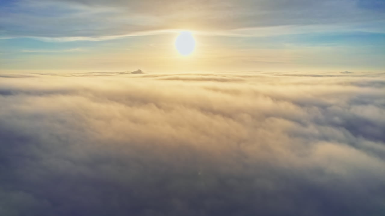 Vista aerea da un drone che sorvola le nuvole rigogliose, sole splendente