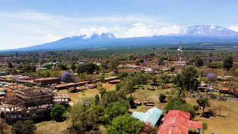 Pueblo-Rural-De-Kenia-Con-El-Kilimanjaro-Al-Fondo