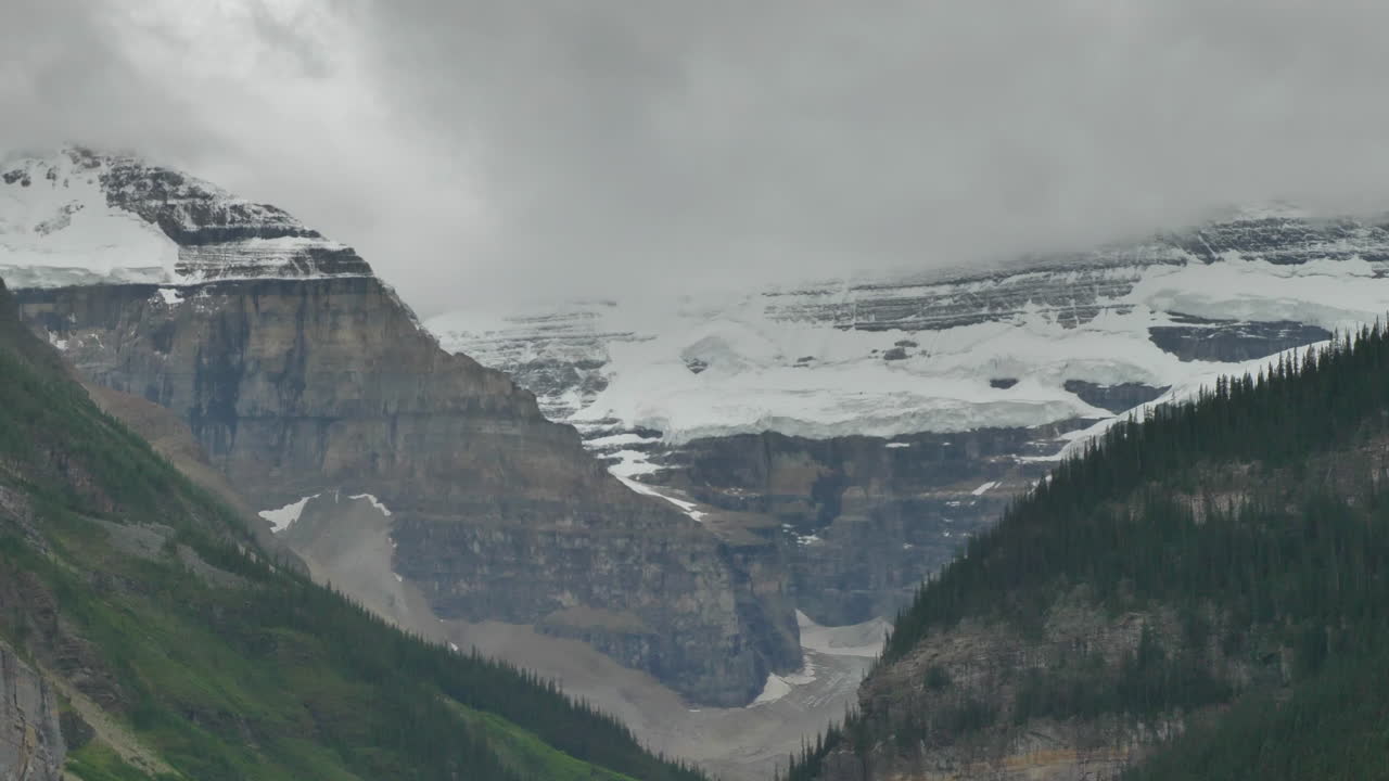 una panorámica lenta en el lago louise