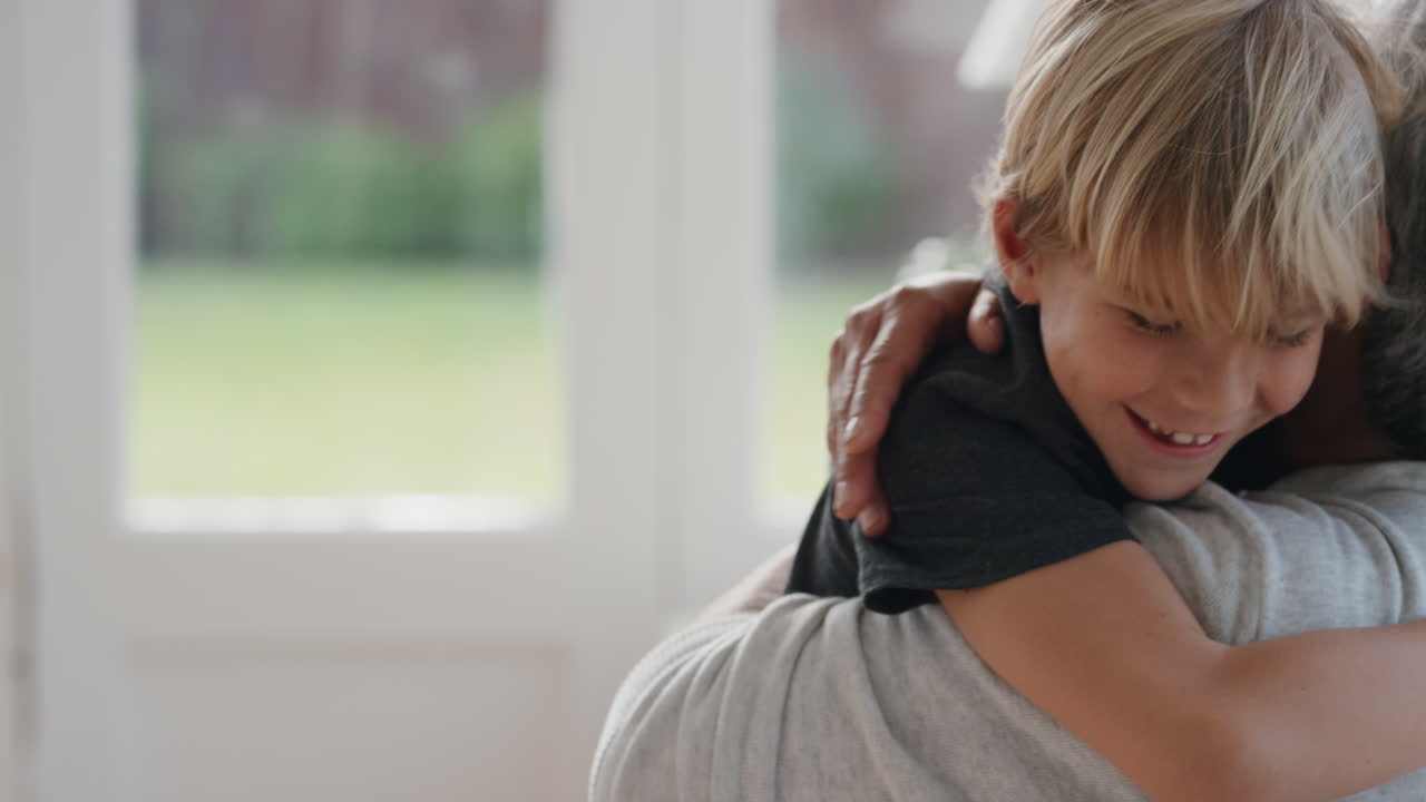 사랑스러운 작은 소년은 할머니를  ⁇ 안고 미소 짓고 손자를  ⁇ 안고 행복한 할머니는 집에서 손자의  ⁇ 안기를 즐기고 있습니다. 가족 개념 4k