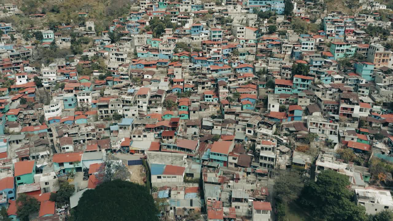 과테말라의 아티틀란 호숫가 근처 산타 카타리나 팔로포 산기슭의 주거용 구조물
