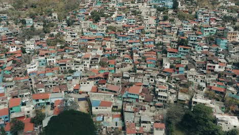 estructuras residenciales en las estribaciones de santa catarina palopo cerca de la orilla del lago atitlán en guatemala