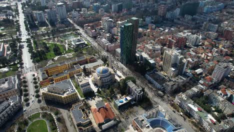 transformando tirana: el paisaje urbano en evolución con torres de gran altura remodelando el diseño urbano, lo que significa progreso y renovación en la capital de albania