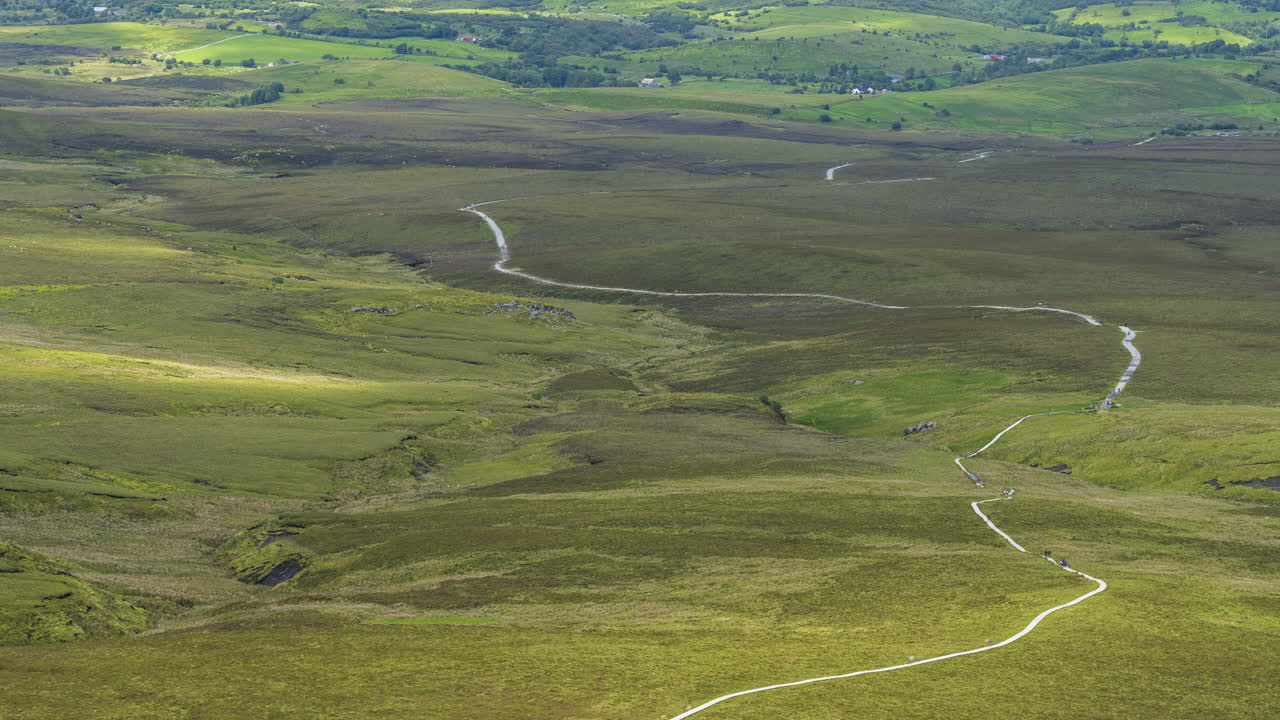 lapso de tiempo del sendero del paseo marítimo de cuilcagh conocido como escalera al paseo del cielo en el condado de fermanagh en irlanda del norte durante el día con paisaje escénico