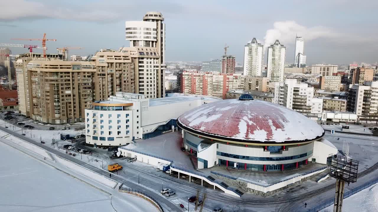 스포츠 경기장과 함께 겨울 도시 풍경