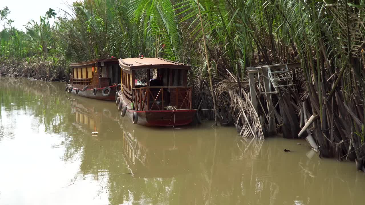 viaje por el río vietnam en barco local