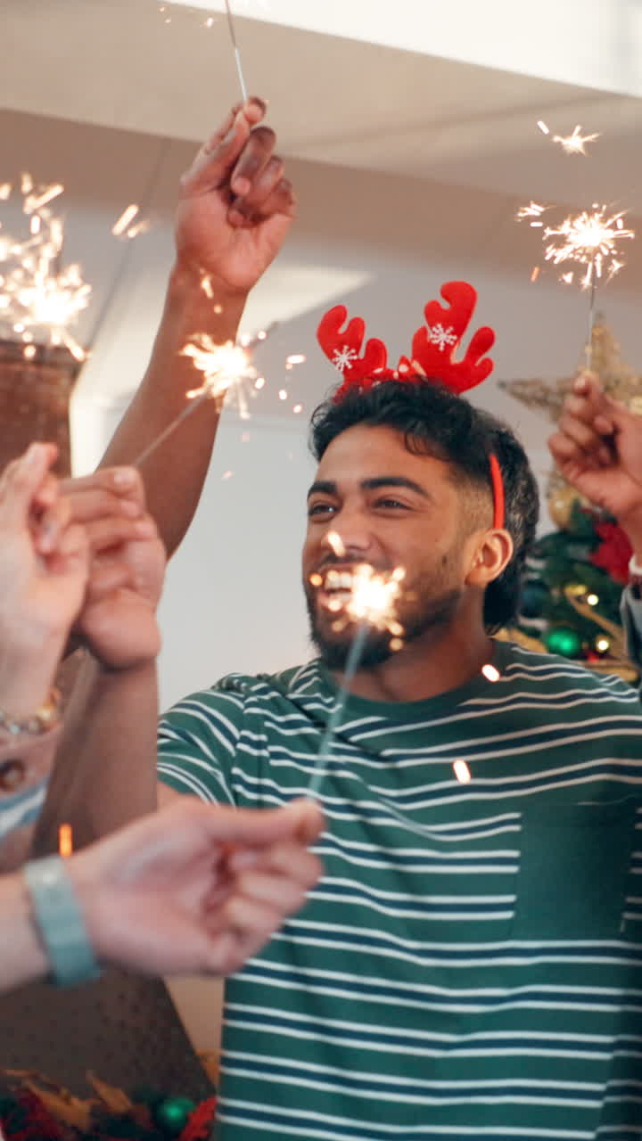 Uomo felice con corna di renna che festeggia con stelle filanti