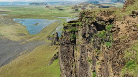 Beautiful-vista-with-birds-nesting-in-the-cliff-face,-Dyrholaey-Iceland