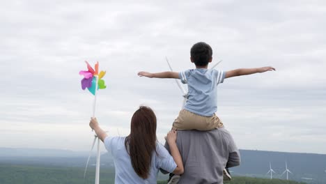 Concepto-De-Familia-Feliz-Y-Progresiva-Disfrutando-De-Su-Tiempo-En-El-Parque-De-Turbinas-Eólicas