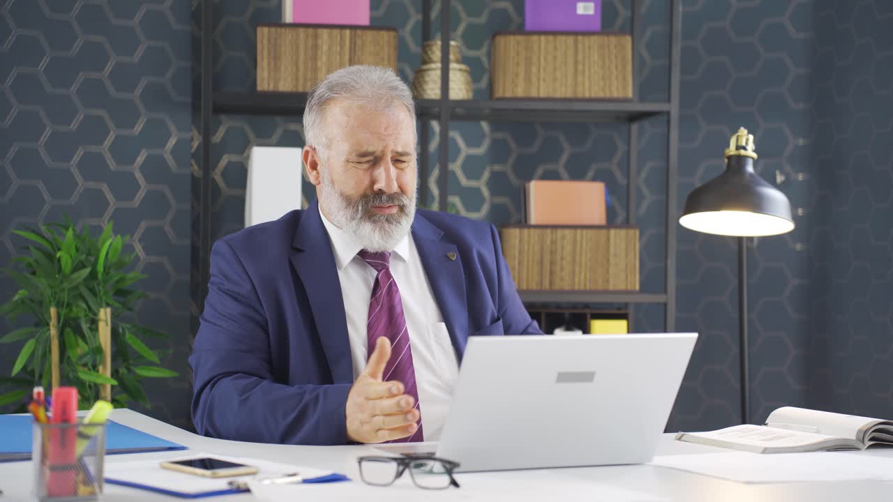 hombre de negocios con ansiedades y miedos.