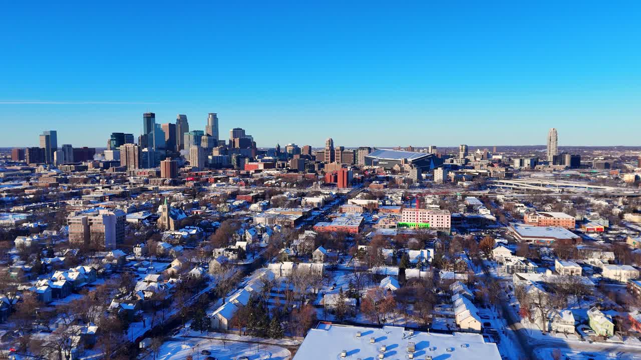 Vista aérea invernal de Mineápolis, Minnesota, que muestra los rascacielos del centro desde el barrio de Venture Village.