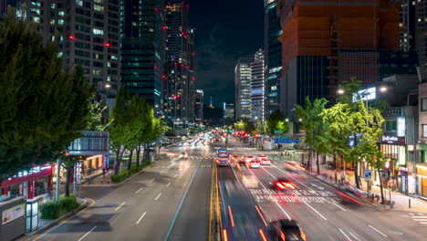 Timelapse-Del-Tráfico-Nocturno-En-El-Centro-De-La-Ciudad-De-Seúl-Con-Vistas-Icónicas-De-Los-Modernos-Rascacielos-Y-La-Torre-Namsan-En-El-Distrito-De-Yongsan,-Corea-Del-Sur