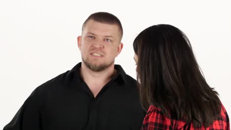 pareja discutiendo
