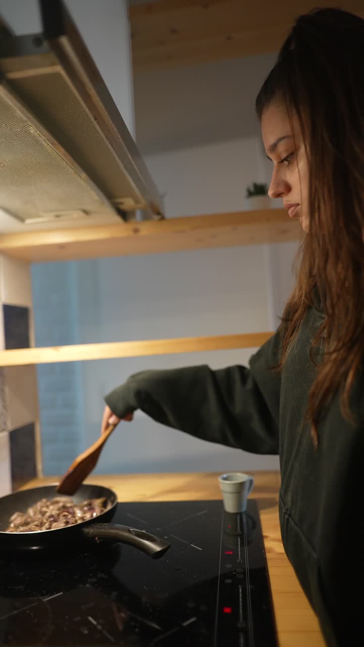 mujer cocinando en la cocina