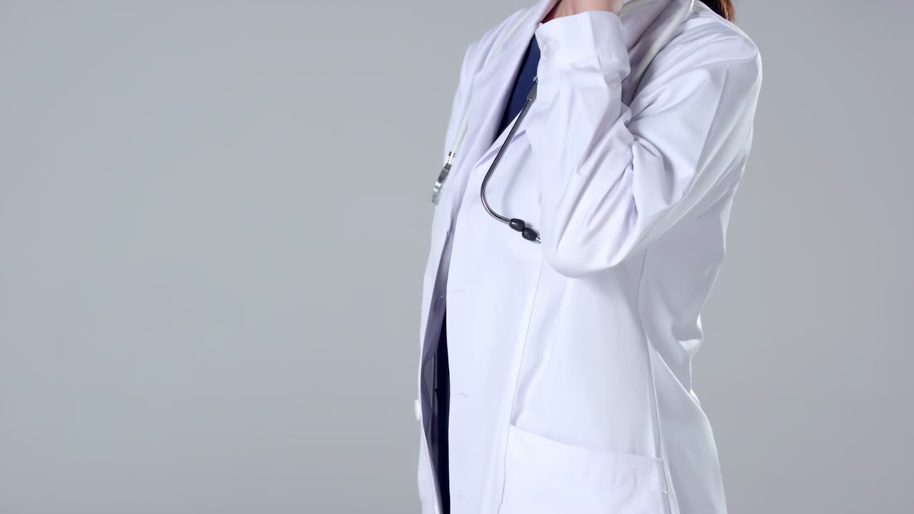 Personal médico y científico profesional, con batas blancas y estetoscopios, atiende llamadas telefónicas. Un médico habla con un paciente mediante gestos de mano, y una doctora muestra la señal de 'llámame para pedir ayuda' en una oficina de hospital.