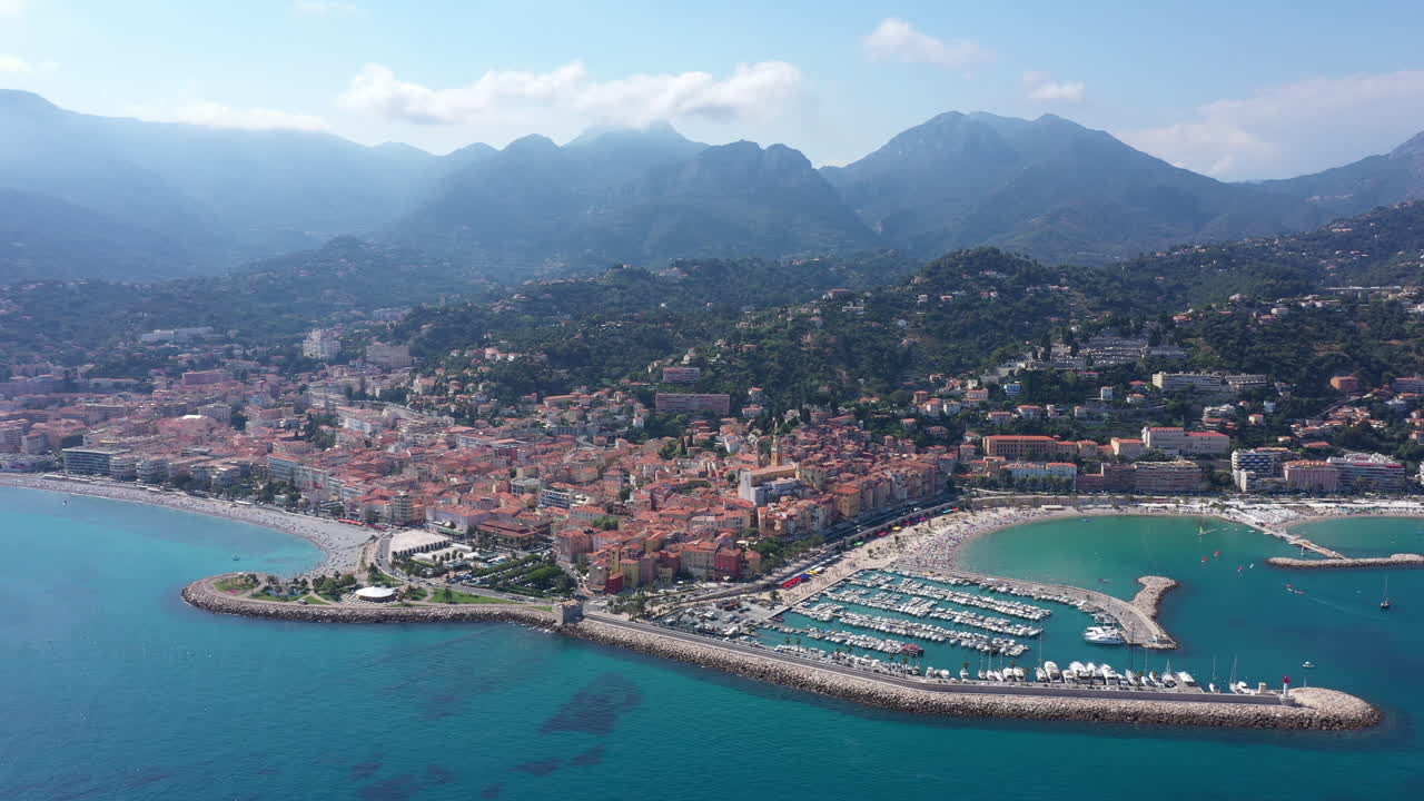 Veduta aerea di Mentone sul porto della città e le Alpi sullo sfondo, Francia.