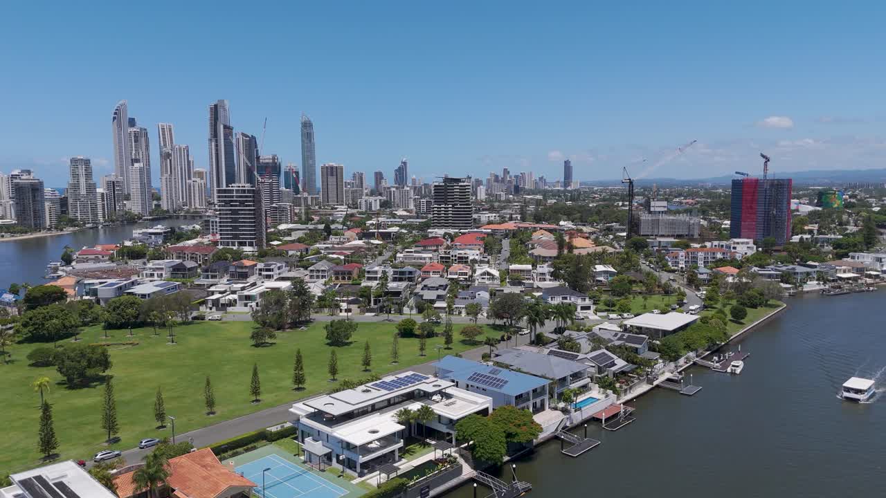 오스트레일리아 골드코스트의 스카이라인과 수로