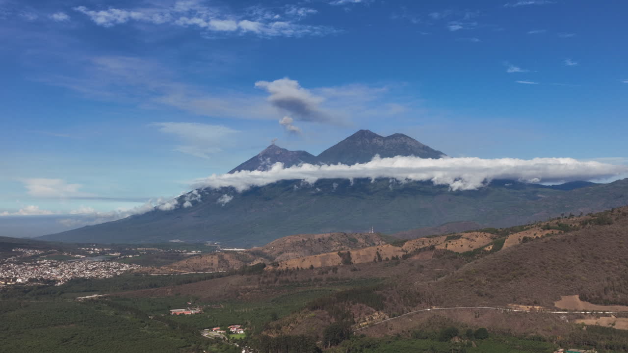 zoom lento en antena de los dos volcanes junto a antigua, fuego y acatenango
