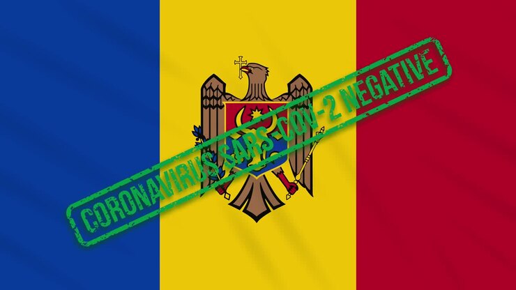 Bandiera della Moldova sventolante con un timbro verde di libertà dal coronavirus, in loop