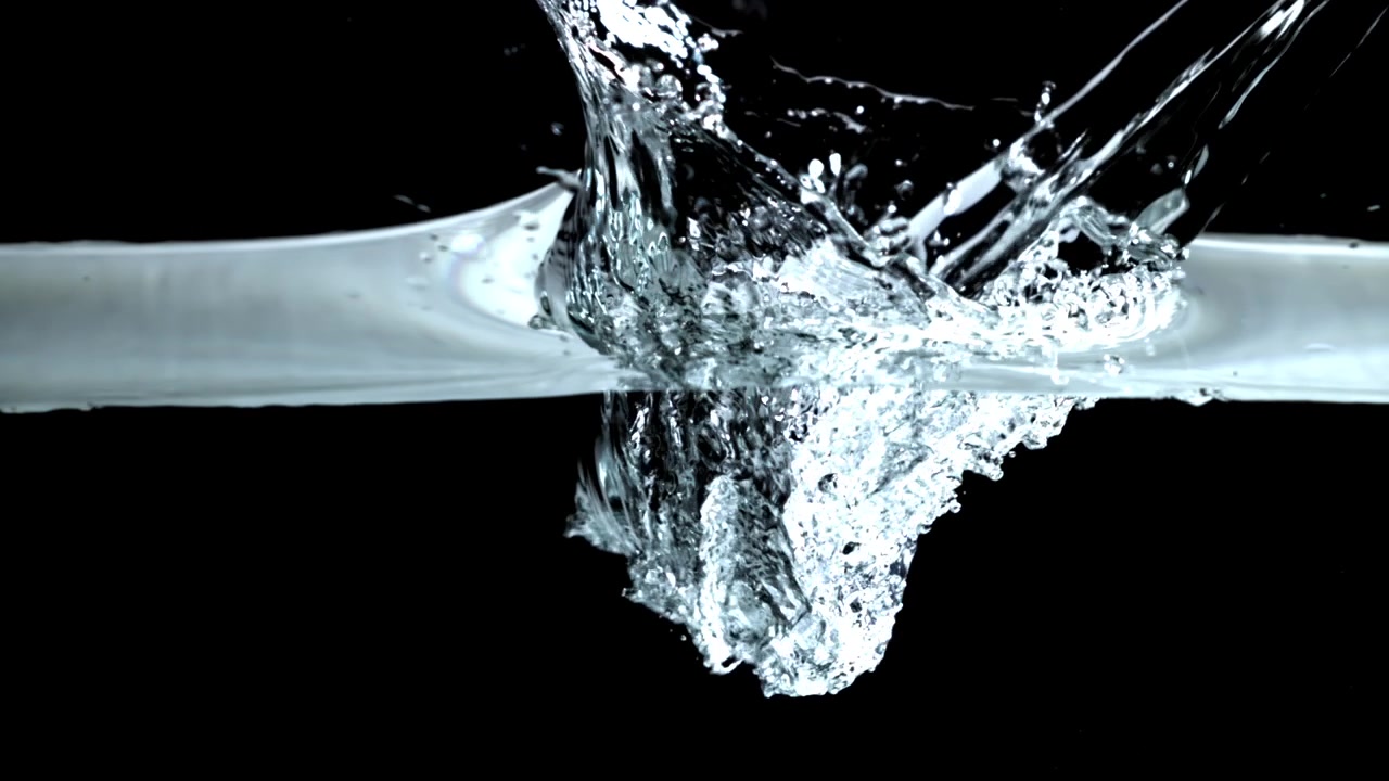 Schizzo d'acqua dinamico e bolle su sfondo scuro