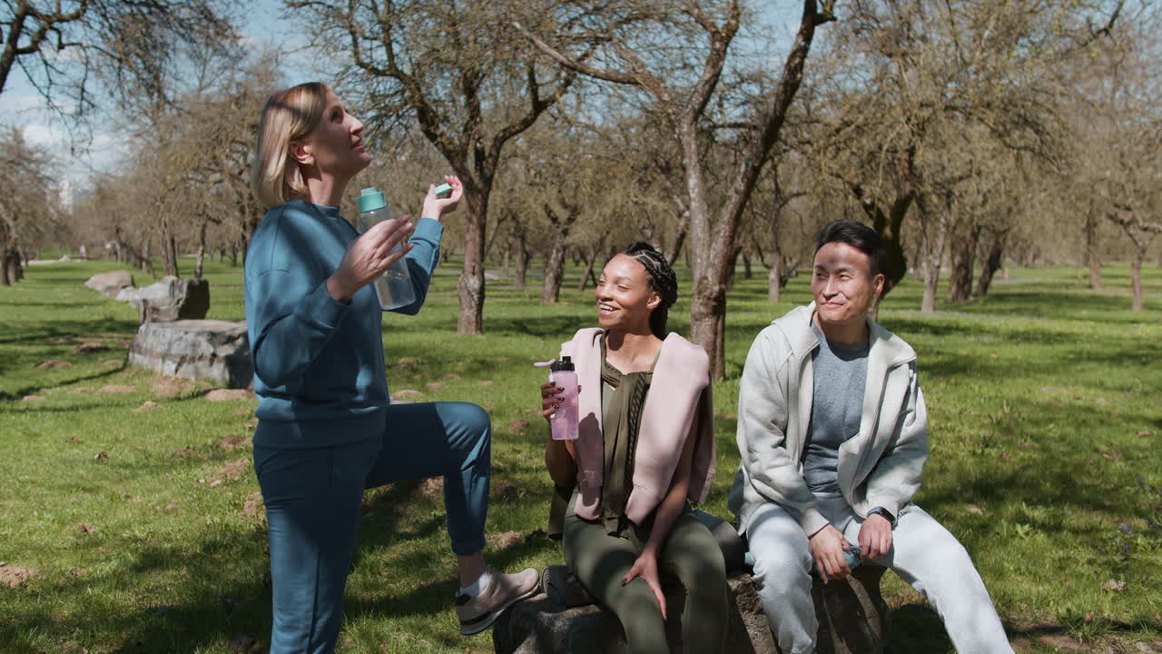 훈련 후 물을 마시는 사람들