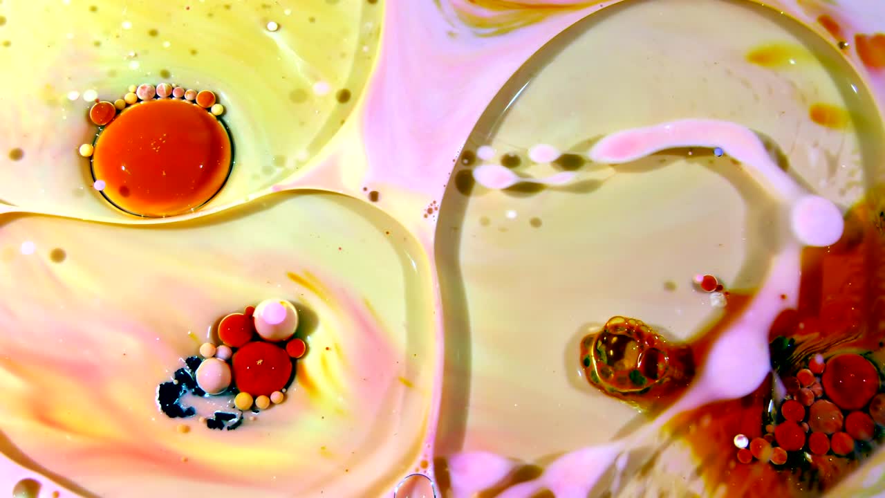 Explosion und Diffusion von Kunsttinte und Farbe in einer Kugel